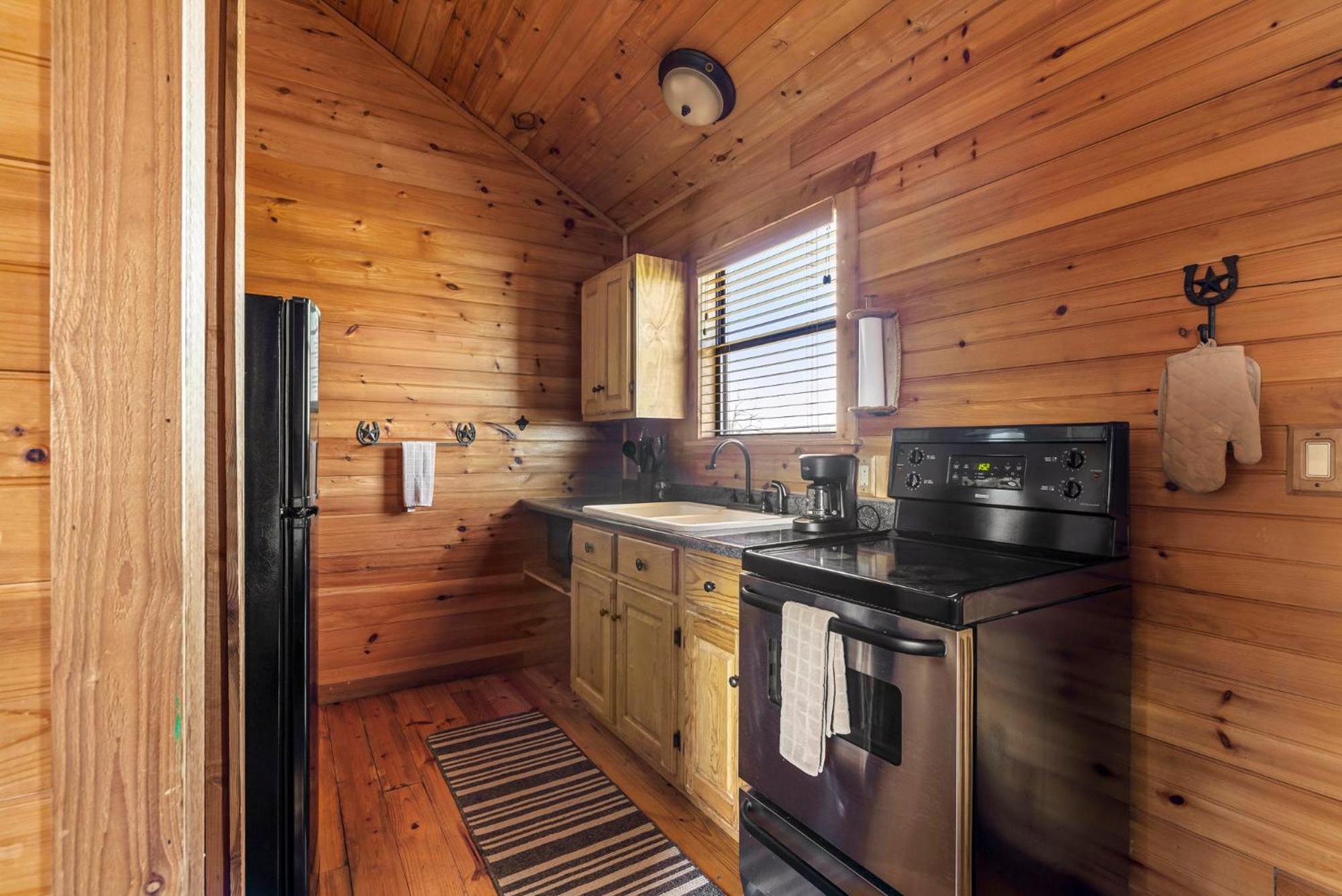 Enchanted Rockview Cabins Crabapple Room photo