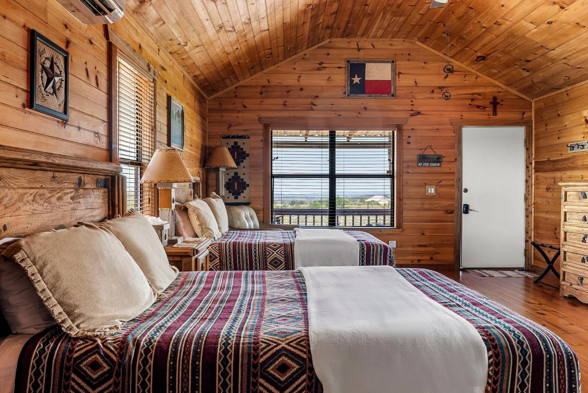 Enchanted Rockview Cabins Crabapple Room photo