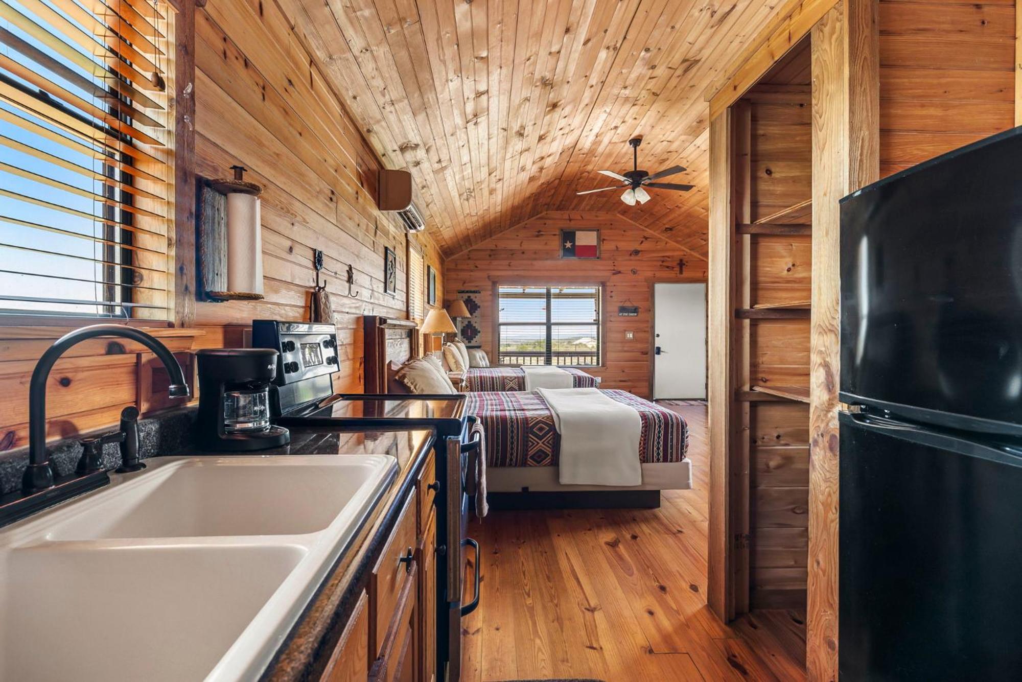 Enchanted Rockview Cabins Crabapple Room photo
