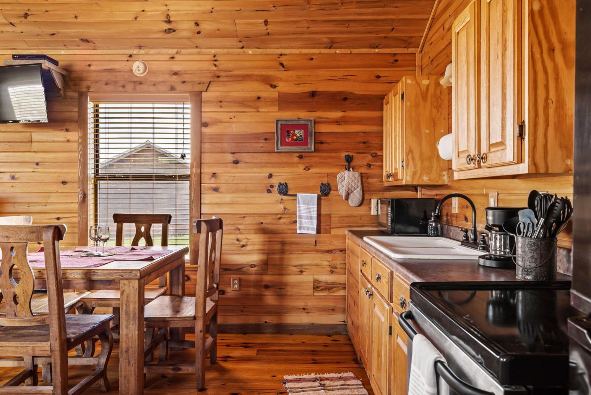Enchanted Rockview Cabins Crabapple Room photo