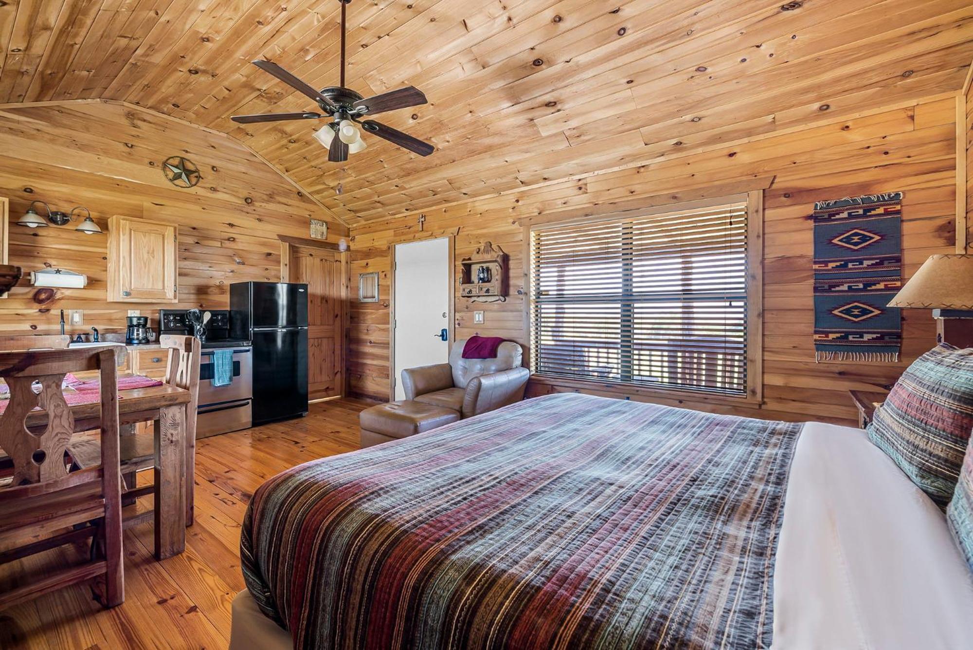 Enchanted Rockview Cabins Crabapple Room photo